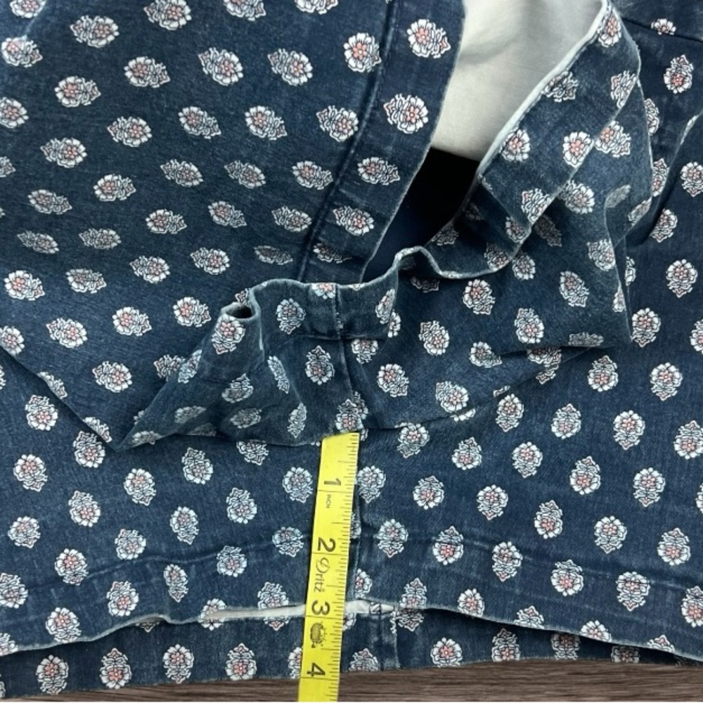 Khakis by Gap City 3 inch Shorts Sz: 14 - Picture 5 of 9